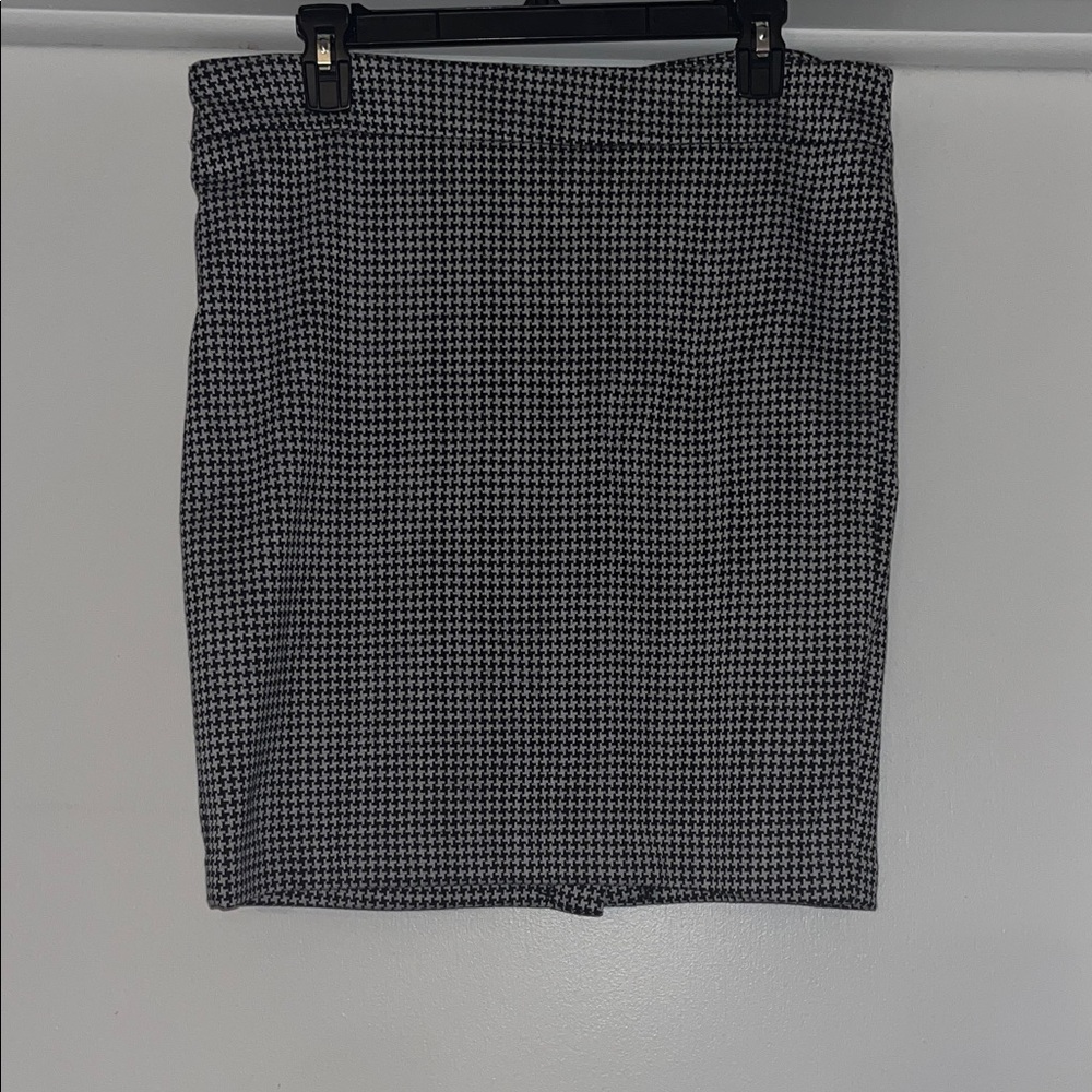 Attyre Classic Black and White Pencil Skirt
